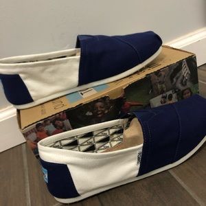 Blue and white toms